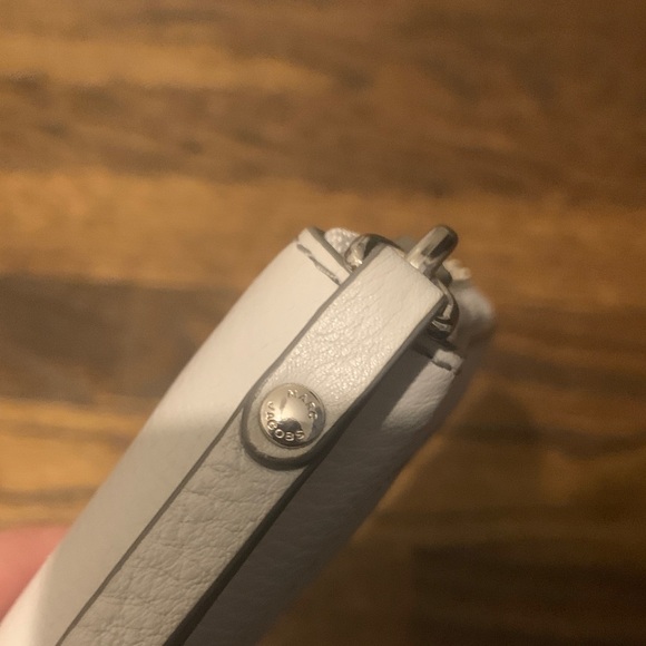 Marc Jacobs Empire City Travel Wallet with Strap light gray - Picture 15 of 16